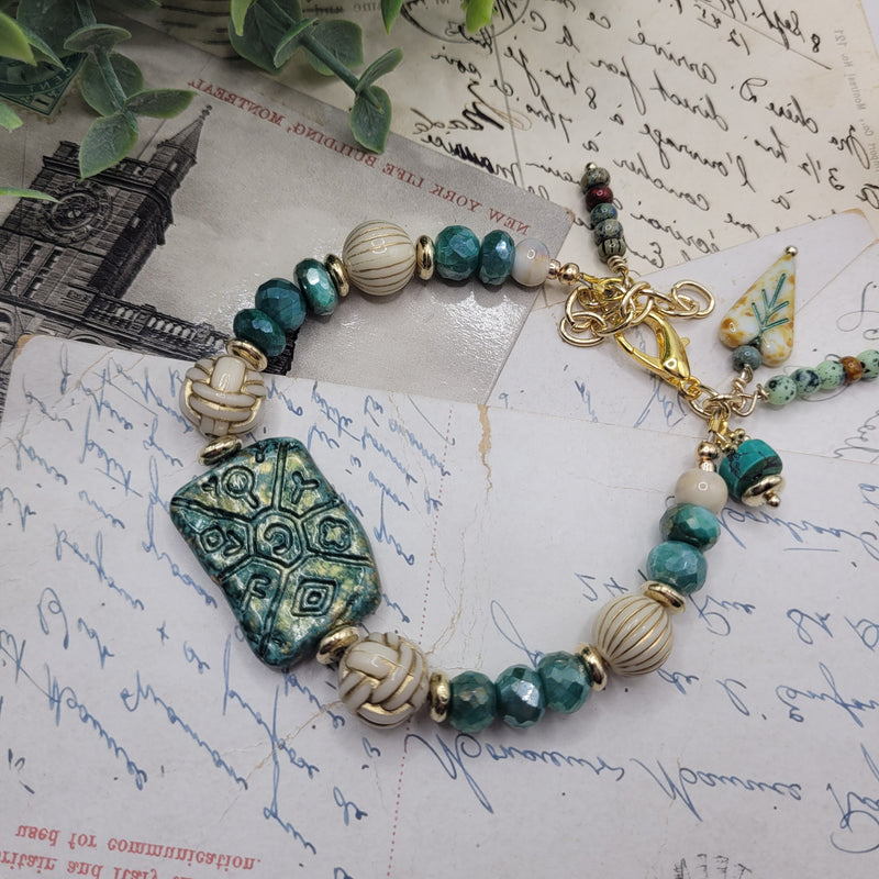 VINTAGE LUCITE & TEAL MOONSTONE BRACELET