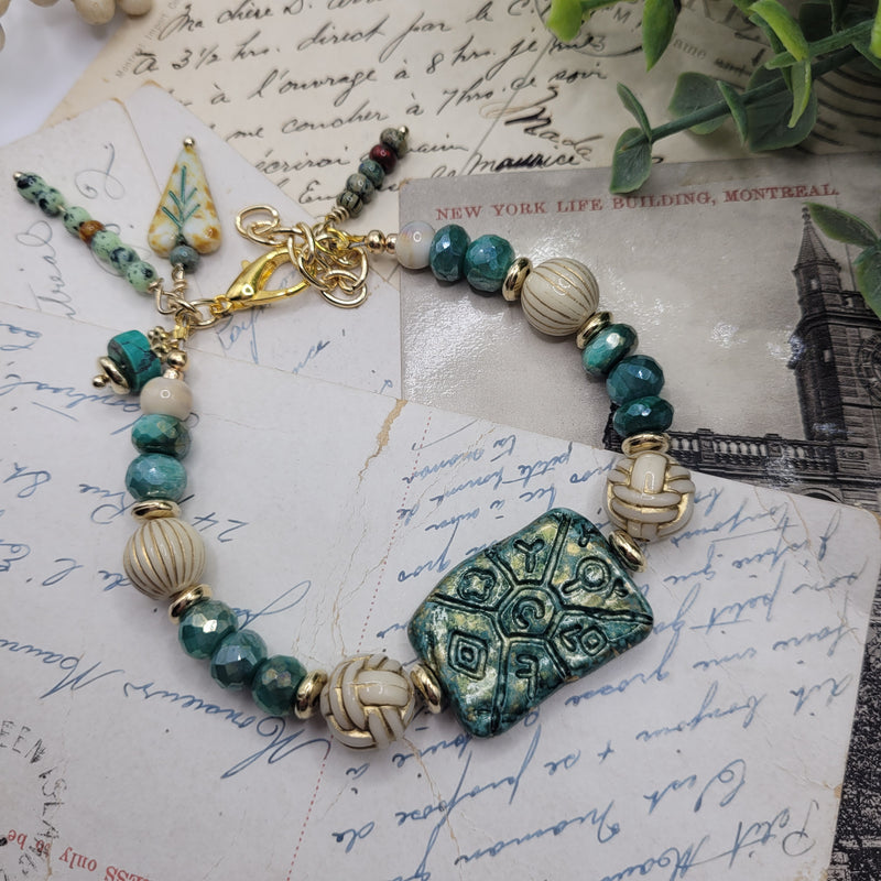 VINTAGE LUCITE & TEAL MOONSTONE BRACELET